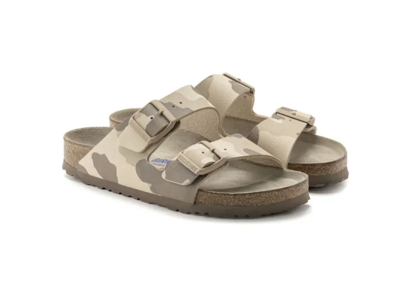 arizona_soft_footbed_dese_4.webp Arizona Soft Footbed Desert Soil Camo Grey Slide Sandal